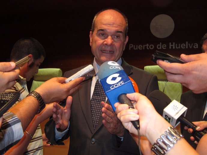 El Vicepresidente Segundo Del Gobierno, Manuel Chaves, Ante Los Medios.