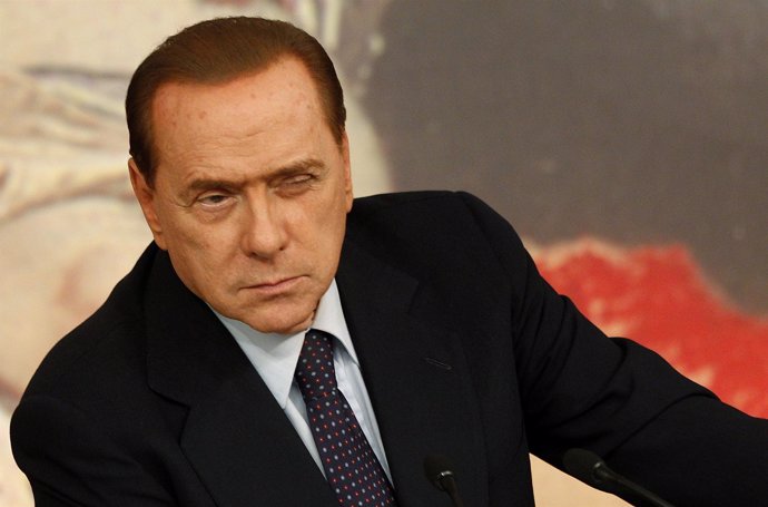 Silvio Berlusconi Guiña Un Ojo A Una Jovencita Para Practicar El 'Bunga-Bunga'