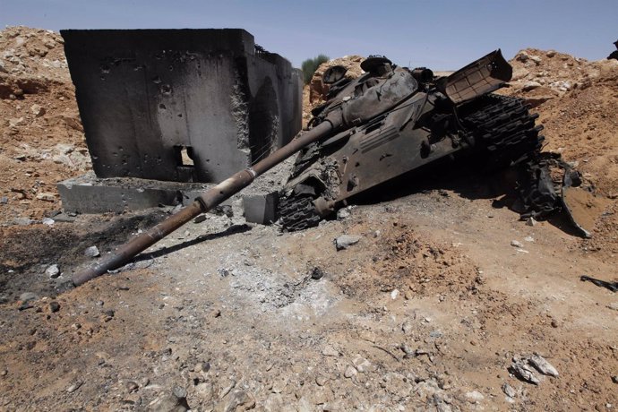 Tanque Gadafista Destruido En Un Ataque Aéreo De La OTAN