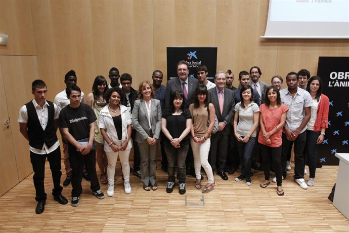 El Conseller De Bienestar Social, Josep Lluís Cleries, Con Jóvenes Ex Tutelados