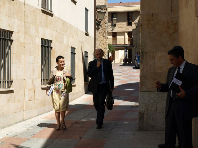 Mercedes Del Palacio Y Rogelio Blanco A Su Llegada Al A Su Llegada Al CDMH 