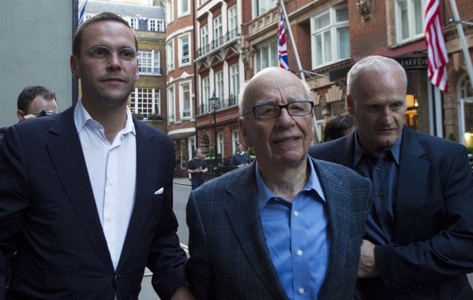 Rupert Murdoch Y Su Hijo De Paseo Por Londres