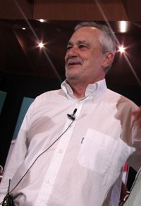 Griñán afirma que intentarán que las propuestas del grupo sobre transparencia y calidad democrática sean "por consenso"