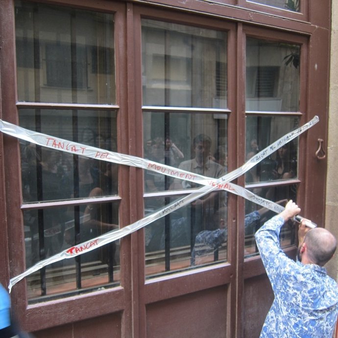 Vecinos De Ciutat Vella Precintan Simbólicamente Un Edificio Turístico Ilegal