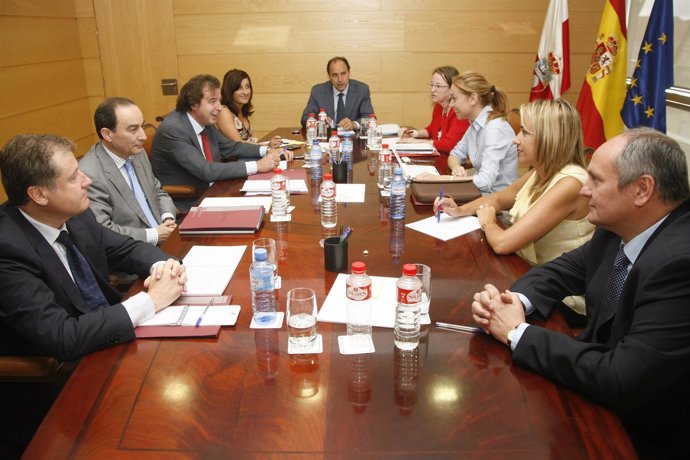 Imagen De Archivo De La Primera Reunión Del Consejo De Gobierno