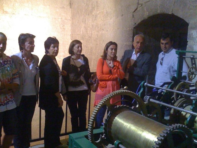Cuca Gamarra Participa En La Visita A La Torre De La Iglesia De Santiago El Real