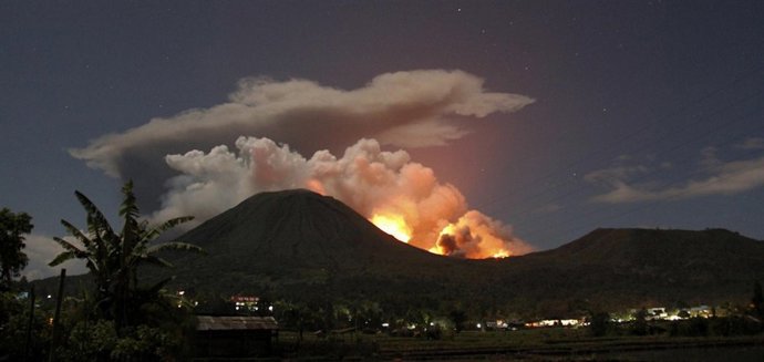 Erupción Del Volcán Lokon, En El Norte De La Isla Indonesia De Sulawesi