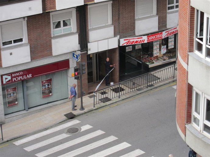 Chapas En La Acera, Frente A La Carnicería, En La Que Se Produjo La Explosión