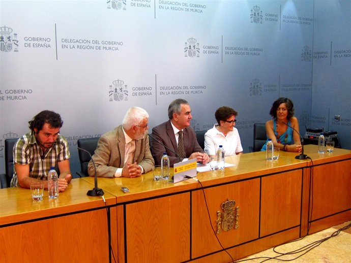 Voluntarios Del CIS Junto Con El Delegado Y El Director Del Centro
