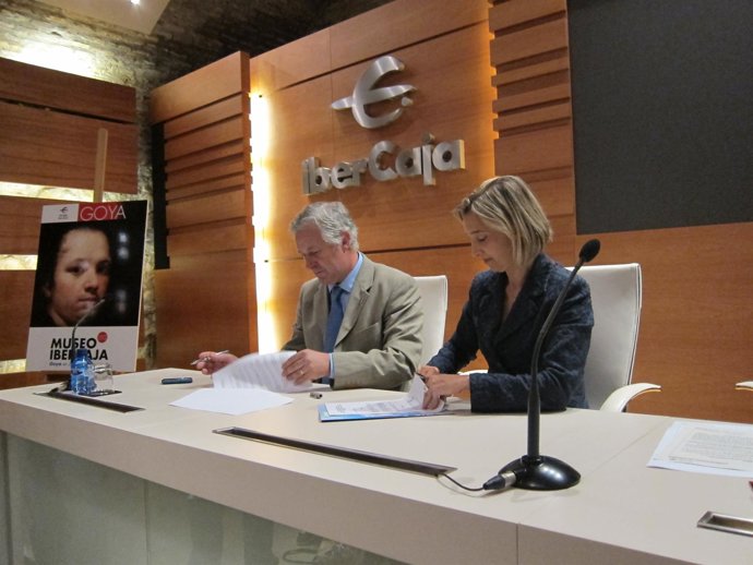 La Directora De Obra Social Ibercaja Y El Alcalde De Fuendetodos Firman Convenio