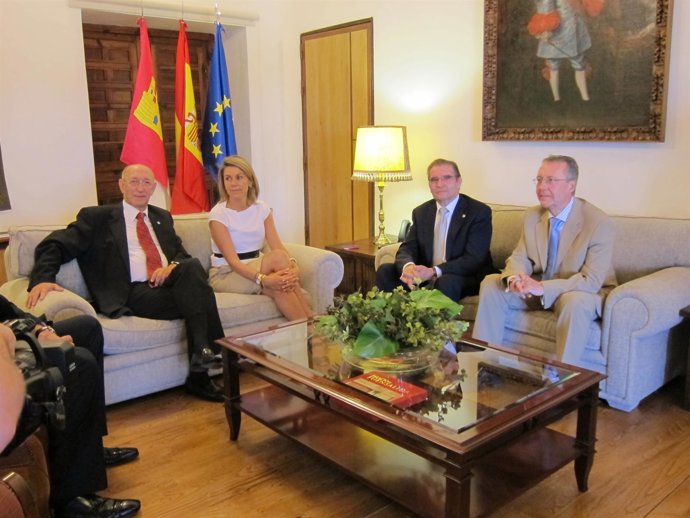 Reunión Entre Dirigentes De Caja Rural Y La Presidenta De Castilla-La Mancha