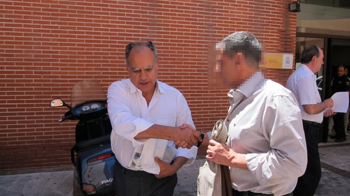 Casimiro Curbelo Junto A Un Policía (Pixelado)