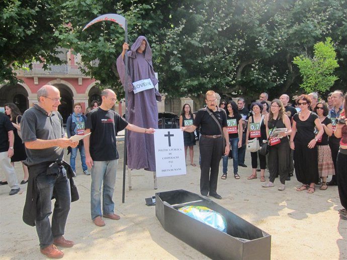 Miembros De La FCONGD Delante Del Parlament