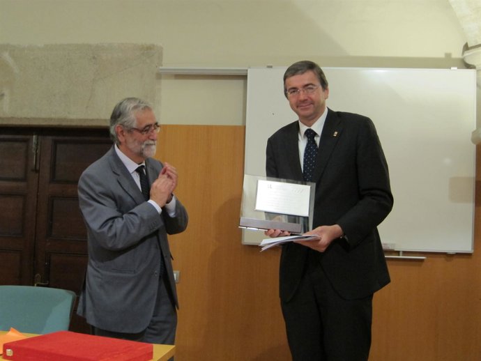 Vicenç Villatoro Y Parizio Tigobon En La Entrega Del Premio Ramon Llull
