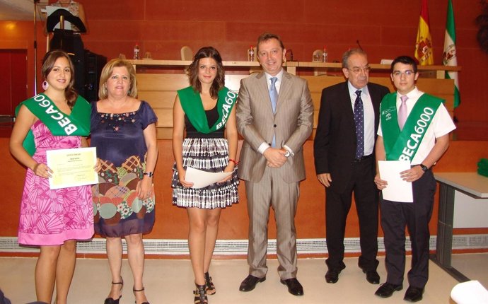 Recio Junto A Algunos De Los Becados Con Mejores Expedientes En Almería