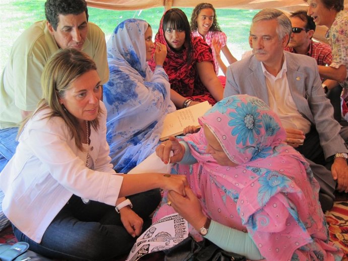 Una Mujer Saharaui Hace Un Tatuaje De Jena A Marcos