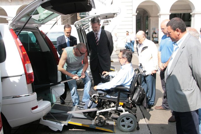 Presentación De Los Taxis Adaptados Para Discapacitados
