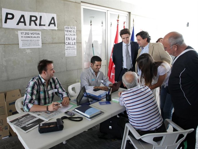 Concejales Del PP De Parla Trabajando En La Calle