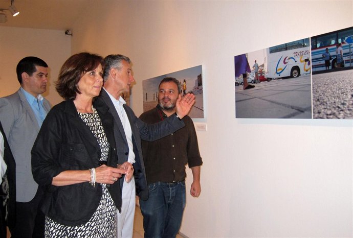 Paulino Plata, Remedios Martel Y Antonio Pérez En Una Exposición 
