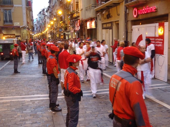 Efectivos De La Policía Foral Durante Los Sanfermines.        