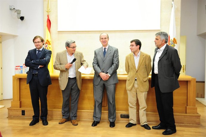 Cagigas, Con Los Alcaldes Que Han Participado En La Mesa Redonda. 