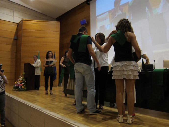 Mar Moreno Con Los Alumnos Beneficiarios De La Beca 6.000