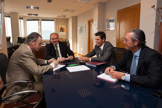 El Consejero De Medio Ambiente, Javier Fernández, Y El Alcalde De Arnuero