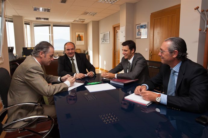 El Consejero De Medio Ambiente, Javier Fernández, Y El Alcalde De Arnuero