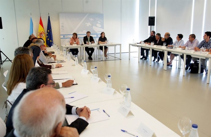 Núñez Feijóo Y Beatriz Mato Se Reúne Con Entidades Sociales