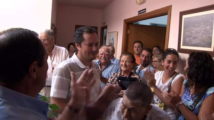 El Alcalde De Higuera De La Sierra, Manuel Fal, Arropado Por Sus Vecinos.