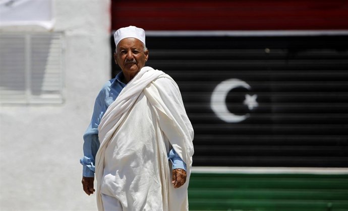 En Algún Lugar De La Libia Rebelde Un Transeunte Sonríe A La Cámara