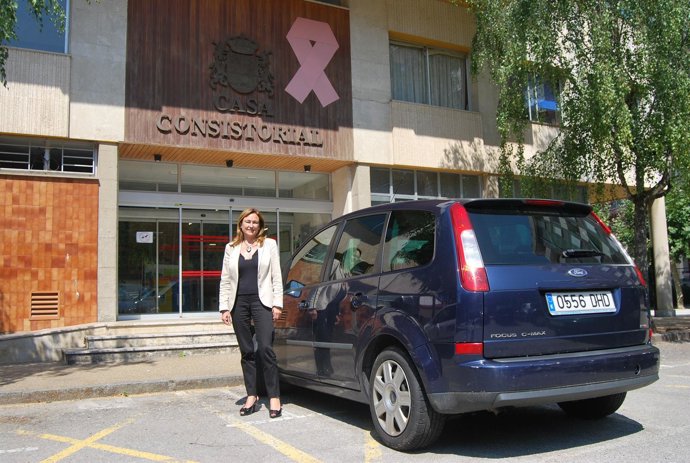 La Alcaldesa De Santoña Junto Al Coche Oficial