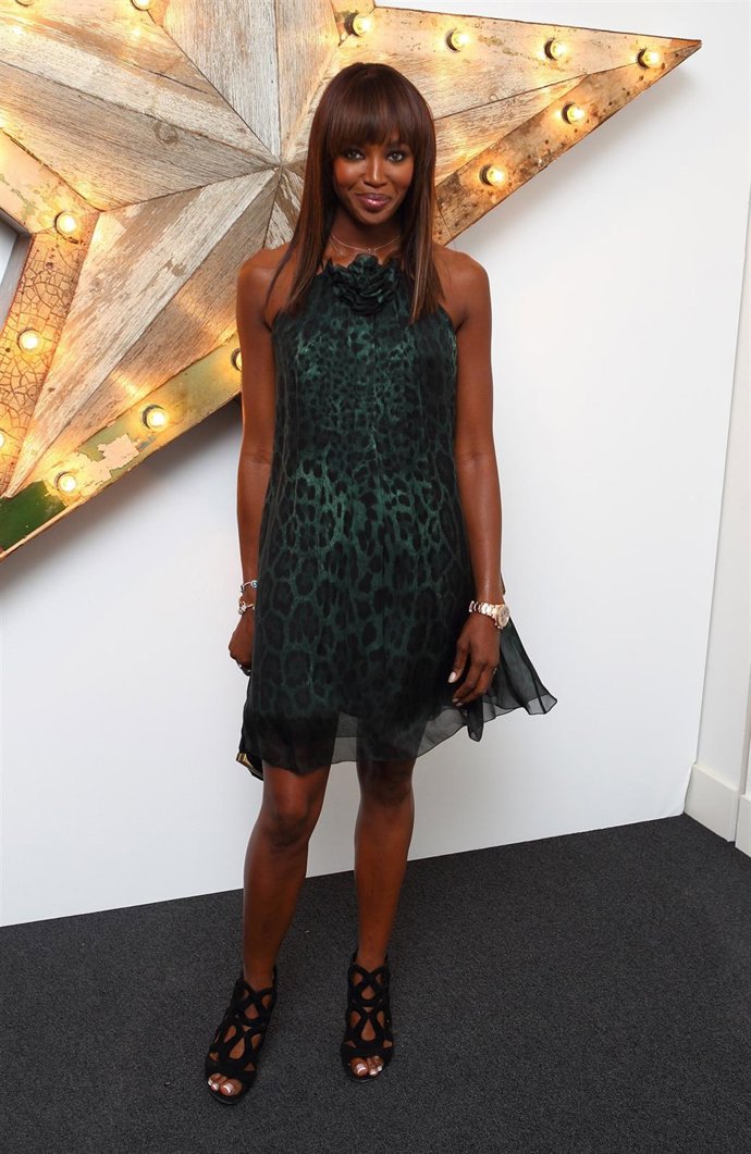 Posado De Naomi Campbell En La Presentación De La Nueva Colección De Dolce&Gabba