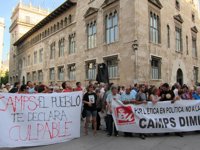 Un centenar de personas exige la dimisión de Camps ante la Generalitat