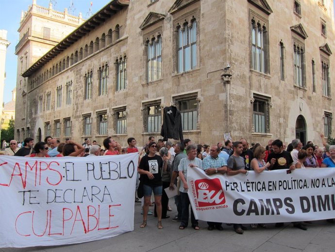 Manifestantes Exigen La Dimisión De Camps Ante El Palau De La Generalitat