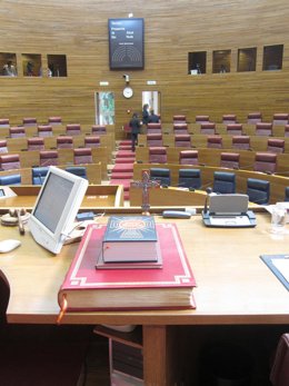 Imagen Del Crucifijo Y La Biblia Presidiendo El Pleno De Las Corts