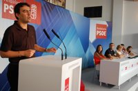 PSOE-A critica que los 'populares' se instalen en la "opulencia" y quieran cobrar del Parlamento y el Ayuntamiento