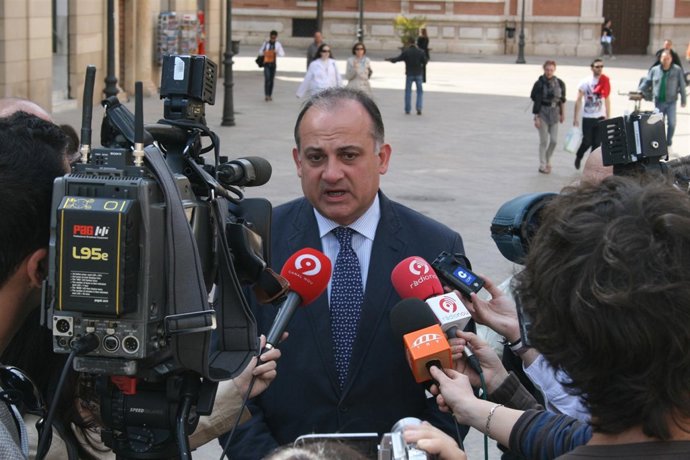 Joan Calabuig Atiende A Los Medios