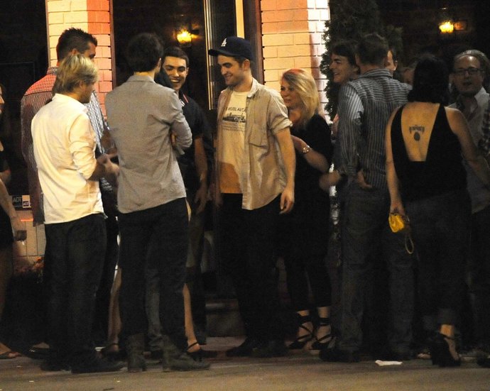 Robert Pattinson Con Sus Compañeros De Reparte En Toronto
