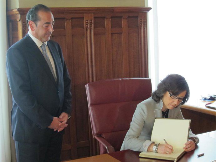 Rosa Aguilar Firma El Libro De Honor De La Junta Ante Fernando Goñi