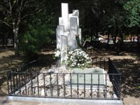 Familiares de fallecidos en el incendio de Guadalajara realizan este domingo una ofrenda floral en la capital alcarreña