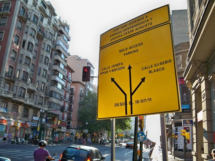 Cartel Que Anuncia Los Desvíos Y Cortes De Tráfico Por Las Obras Del Tranvía 