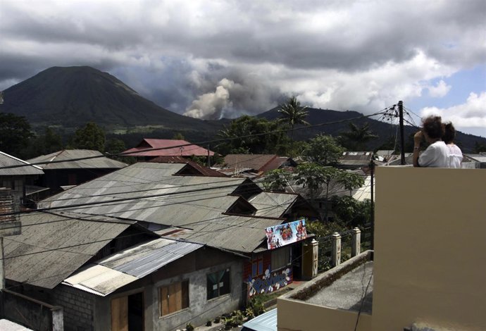 Erupción Del Volcán Lokon En Indonesia