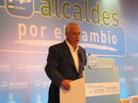 Arenas "luchará en el Parlamento" contra "la tropelía" de la incompatibilidad del cargo de alcalde y parlamentario