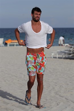 Gerard Piqué En La Playa Con Bañador De Flores