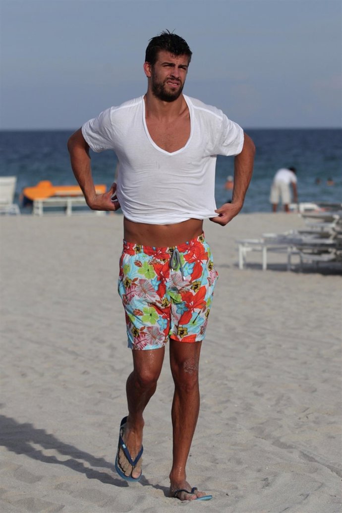 Gerard Piqué En La Playa Con Bañador De Flores
