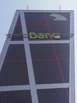Colocación De La Nueva Marca Bankia En La Torre KIO De Madrid