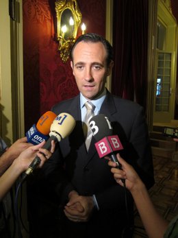 Bauzá Atiende A Los Medios En El Parlament