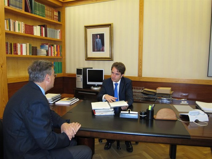 El Nuevo Consejero De Presidencia, Roberto Bermúdez De Castro, En Su Despacho