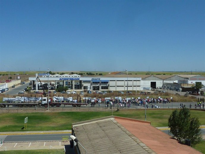 Manifestantes De Empresas Del Sector Maderero Protestan Ante Ence.